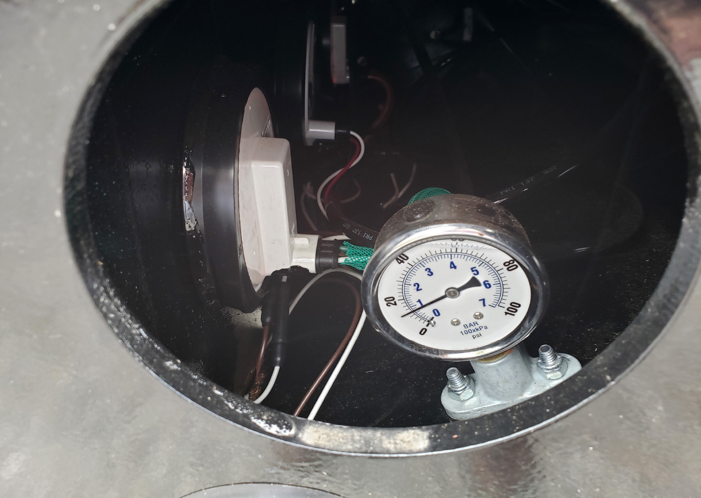 Liquid filled air gauge display